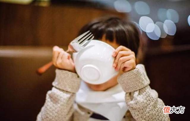 全家追着孩子喂饭是害不是爱,锻炼自主进食,孩子秒变“小吃货”