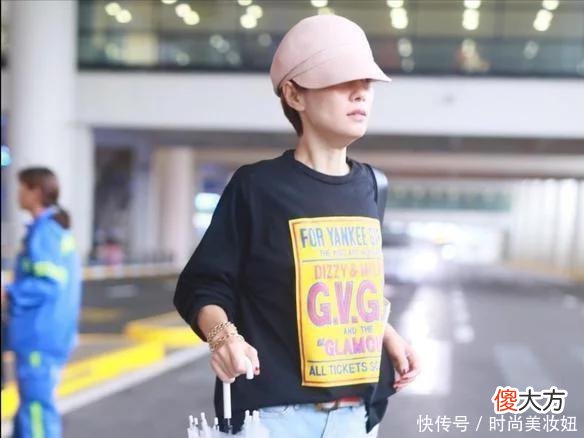 【时尚一点】马伊琍是有多瘦，穿黑色卫衣配牛仔裤走机场，瘦成“纸片人”了