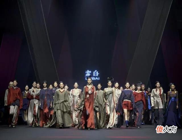 【时尚一点】(文化)“素白·马乖”时装发布会在京举行