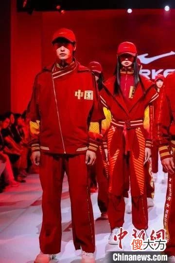 【时尚一点】百位青年设计师“星创中国鸿”大秀惊艳中国国际时装周 传统与时尚相辉映