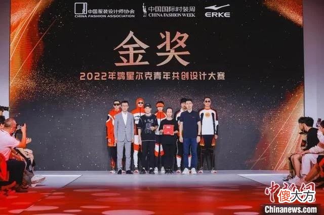 【时尚一点】百位青年设计师“星创中国鸿”大秀惊艳中国国际时装周 传统与时尚相辉映