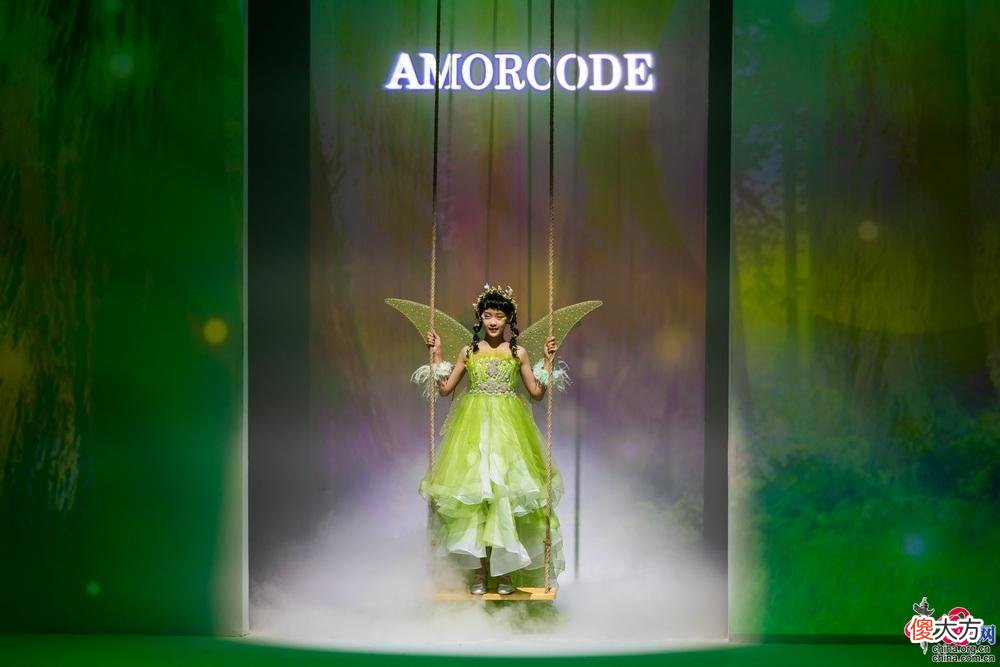 【就爱时尚】童话仙境里的精灵仙子 “AMORCODE”童装发布会在京举行