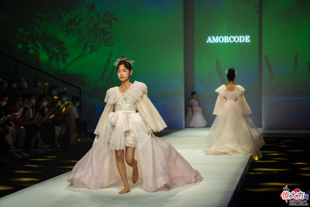 【就爱时尚】童话仙境里的精灵仙子 “AMORCODE”童装发布会在京举行