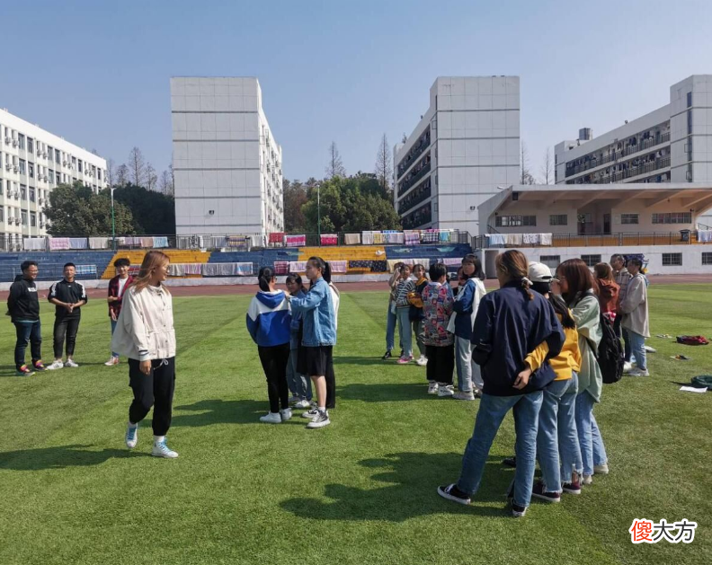 若学生被校园暴力，家长要使用合理教育方法，让孩子学会保护自己
