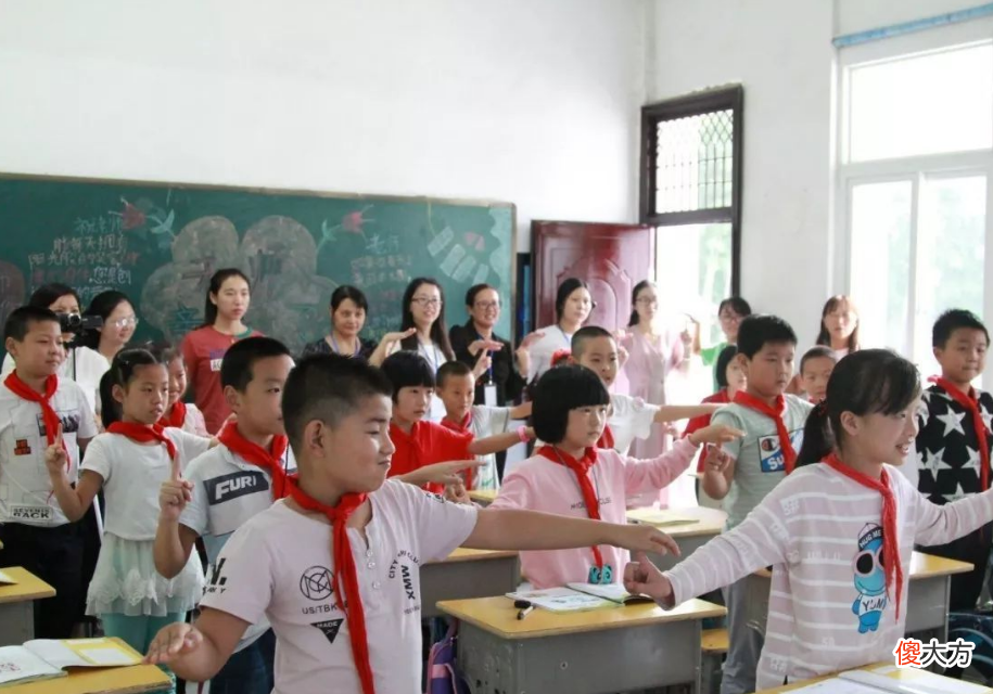 若学生被校园暴力，家长要使用合理教育方法，让孩子学会保护自己