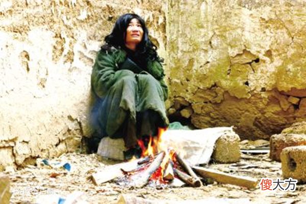 有种“巨婴”叫杨锁，吃饭靠喂走路靠扁担，23岁懒死家中