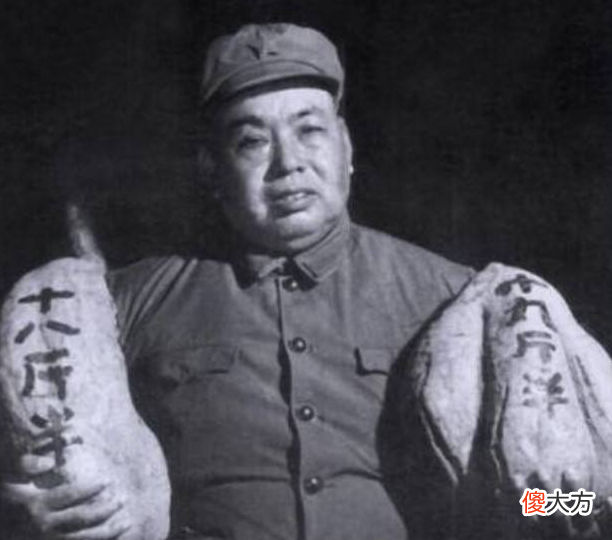 【爱历史】许世友自称酒场无对手，总理一番话让他满脸通红，跪下就要磕头