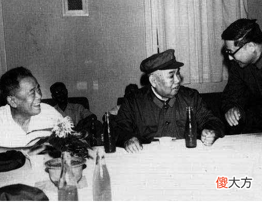 【爱历史】许世友自称酒场无对手，总理一番话让他满脸通红，跪下就要磕头