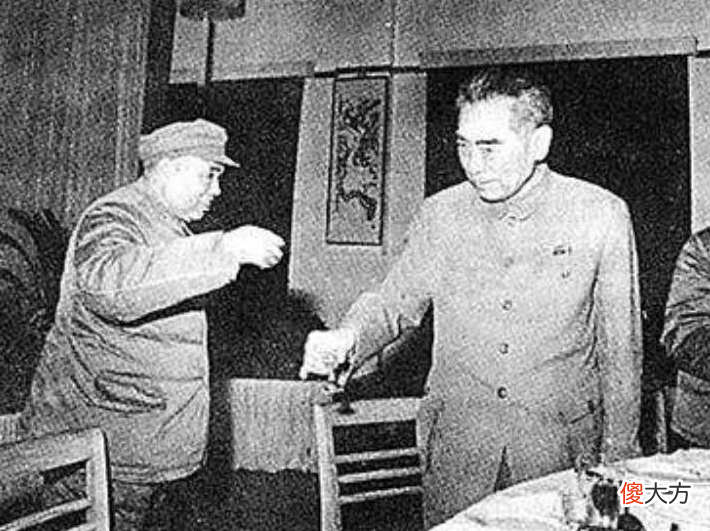 【爱历史】许世友自称酒场无对手，总理一番话让他满脸通红，跪下就要磕头