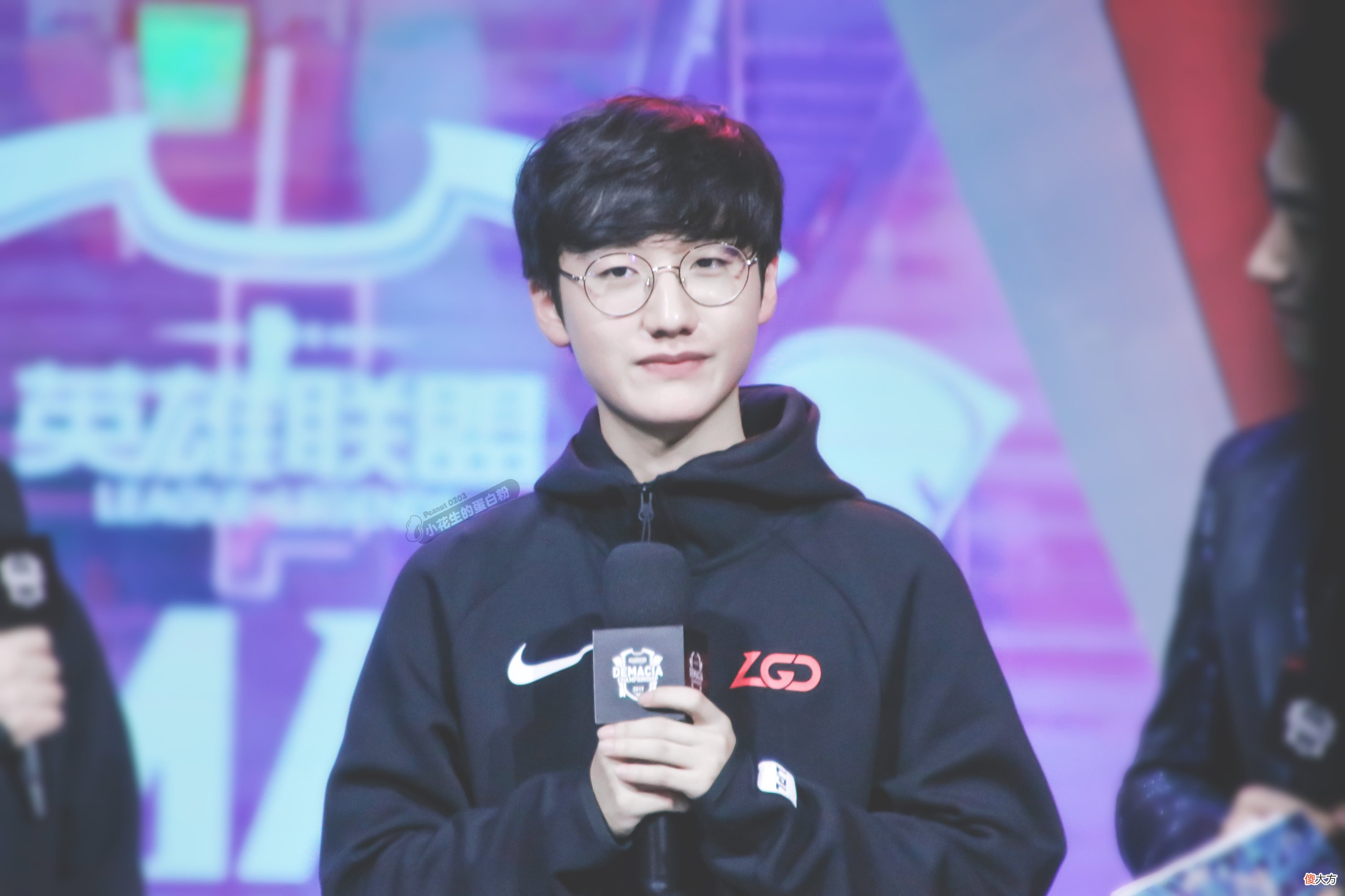 【游戏迷】无独有偶！小花生和Khan在比赛中亮LPL队标，入围赛真错怪他了？