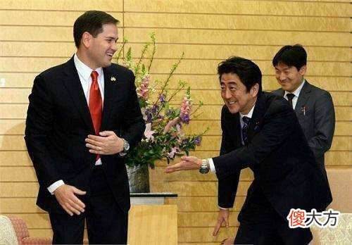 【爱历史】是形势所迫还是奴性使然，日本首相在美国面前为何如此卑微？