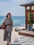 【就爱时尚】女人过了50岁，秋天穿衣要懂得“穿长不穿短”，才能更优雅得体