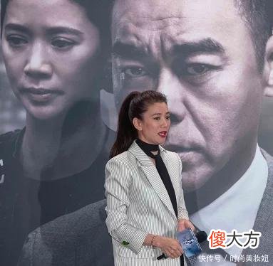 【就爱时尚】咏仪超有气派，穿条纹西装配阔腿裤气场强大，高马尾超减龄