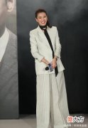 【就爱时尚】咏仪超有气派，穿条纹西装配阔腿裤气场强大，高马尾超减龄