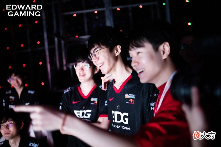 【游戏世界】韩网锐评RNG被EDG再次让二追三:特权队最好别来世界赛,让人反胃