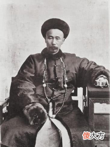 【爱历史】清朝时期的三眼花翎代表着什么地位？李鸿章为何会得此殊荣？