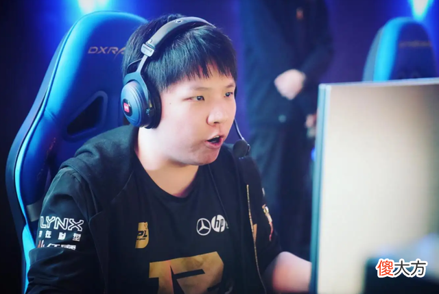 【游戏迷】RNG太太团再添一人，AJ公开恋情，直播街头公主抱，水友彻底酸了