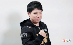 【游戏迷】RNG太太团再添一人，AJ公开恋情，直播街头公主抱，水友彻底酸了