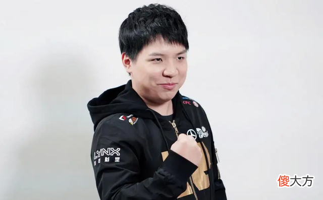 【游戏迷】RNG太太团再添一人，AJ公开恋情，直播街头公主抱，水友彻底酸了