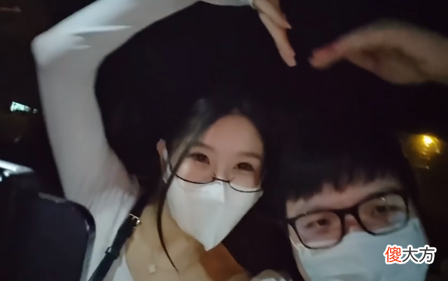 【游戏迷】RNG太太团再添一人，AJ公开恋情，直播街头公主抱，水友彻底酸了