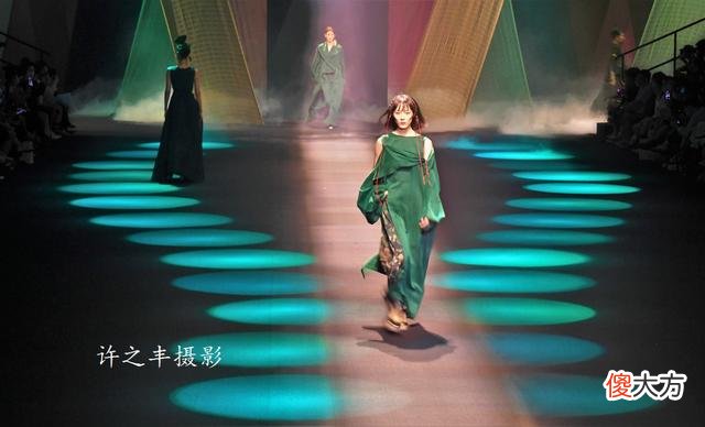 【就爱时尚】中国国际时装周：“素白·马乖”时尚秀