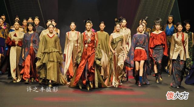 【就爱时尚】中国国际时装周：“素白·马乖”时尚秀