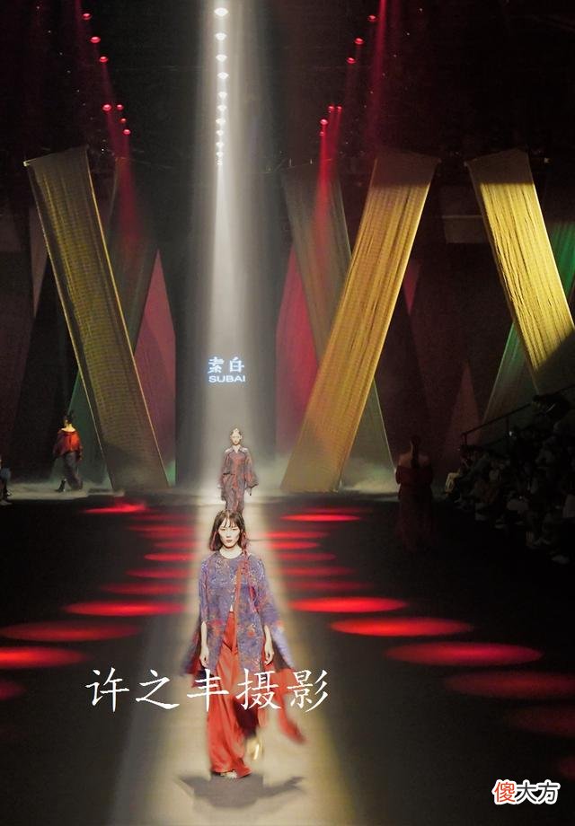 【就爱时尚】中国国际时装周：“素白·马乖”时尚秀