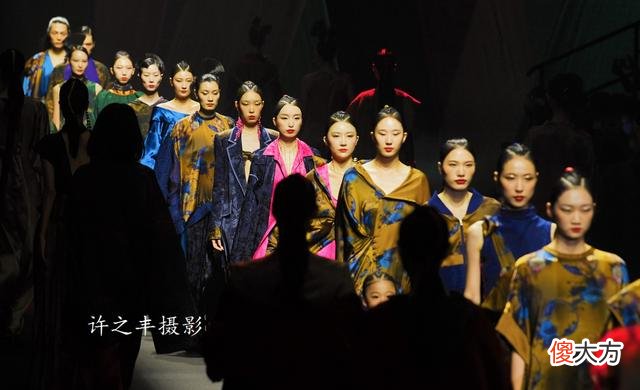 【就爱时尚】中国国际时装周：“素白·马乖”时尚秀