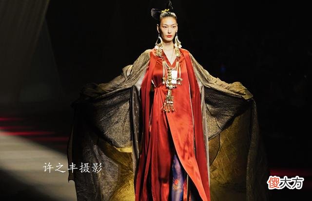 【就爱时尚】中国国际时装周：“素白·马乖”时尚秀