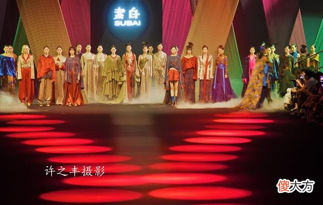【就爱时尚】中国国际时装周：“素白·马乖”时尚秀