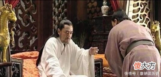 【历史故事】皇帝无意出丑，13岁宫女忍不住笑了一下，这一笑竟改变了命运