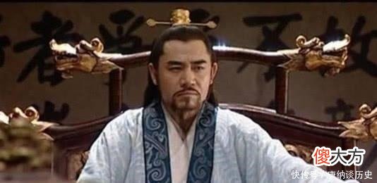 【历史故事】皇帝无意出丑，13岁宫女忍不住笑了一下，这一笑竟改变了命运