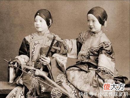 【历史故事】清朝真实老照片:这才是真正的青楼女子,躺在床上十分惬意
