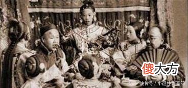 【历史故事】清朝真实老照片:这才是真正的青楼女子,躺在床上十分惬意