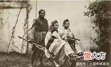 【历史故事】清朝真实老照片:这才是真正的青楼女子,躺在床上十分惬意