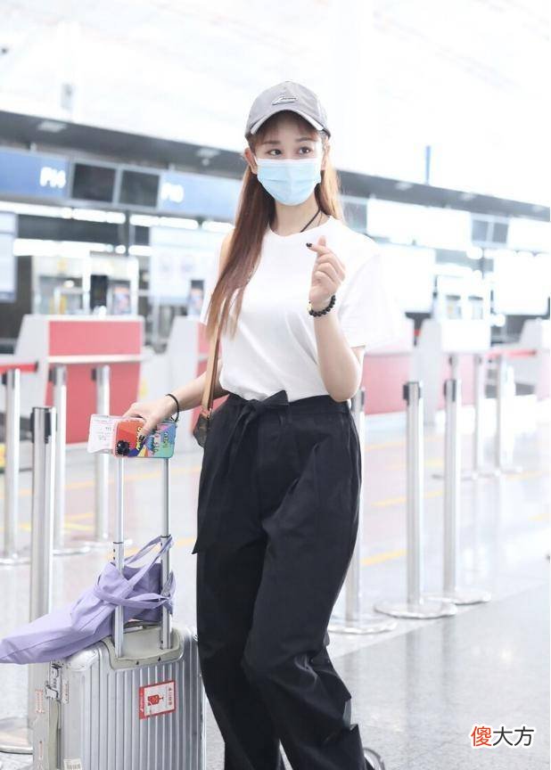 【就爱时尚】海陆穿阔腿裤“空荡感”十足，腰带“系着穿”更时髦