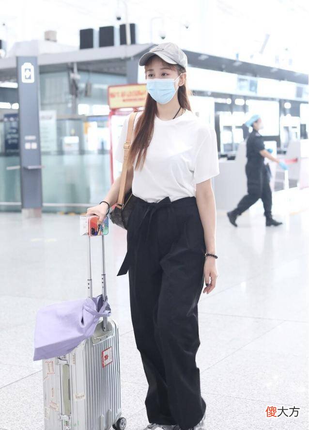 【就爱时尚】海陆穿阔腿裤“空荡感”十足，腰带“系着穿”更时髦