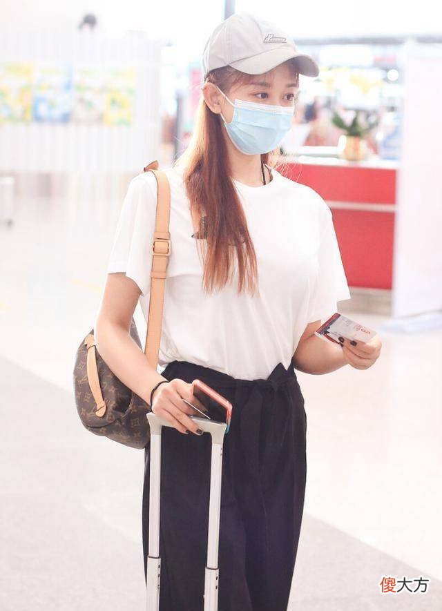 【就爱时尚】海陆穿阔腿裤“空荡感”十足，腰带“系着穿”更时髦