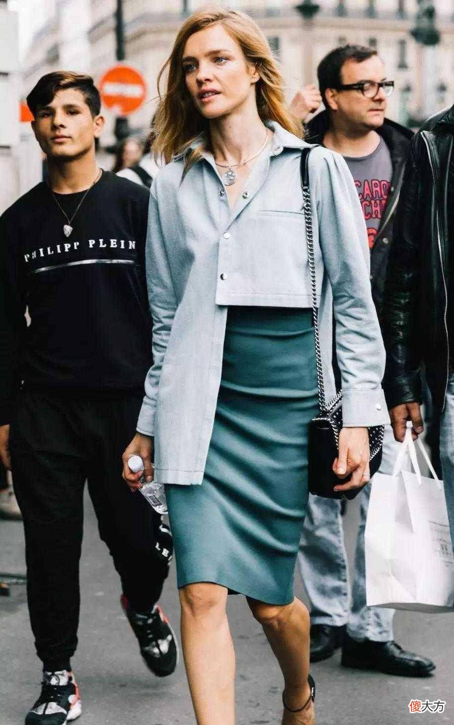 【就爱时尚】蓝白条纹衬衫搭配半身裙,打造出女人味的时尚单品