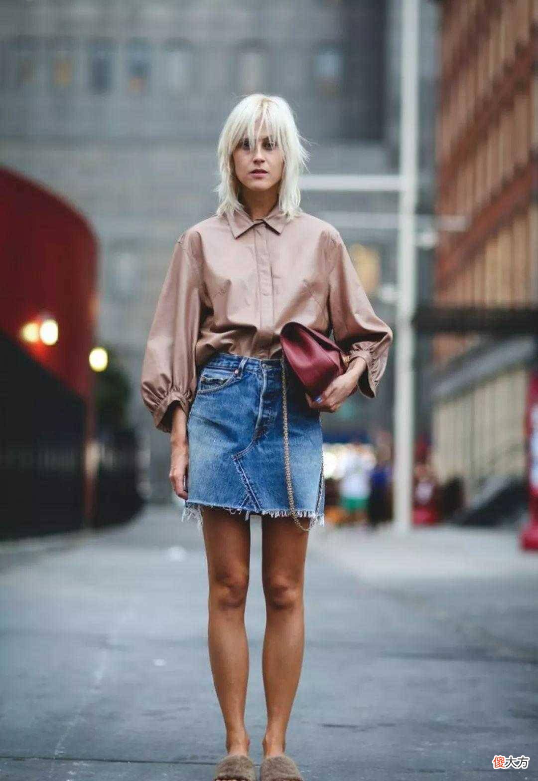 【就爱时尚】蓝白条纹衬衫搭配半身裙,打造出女人味的时尚单品