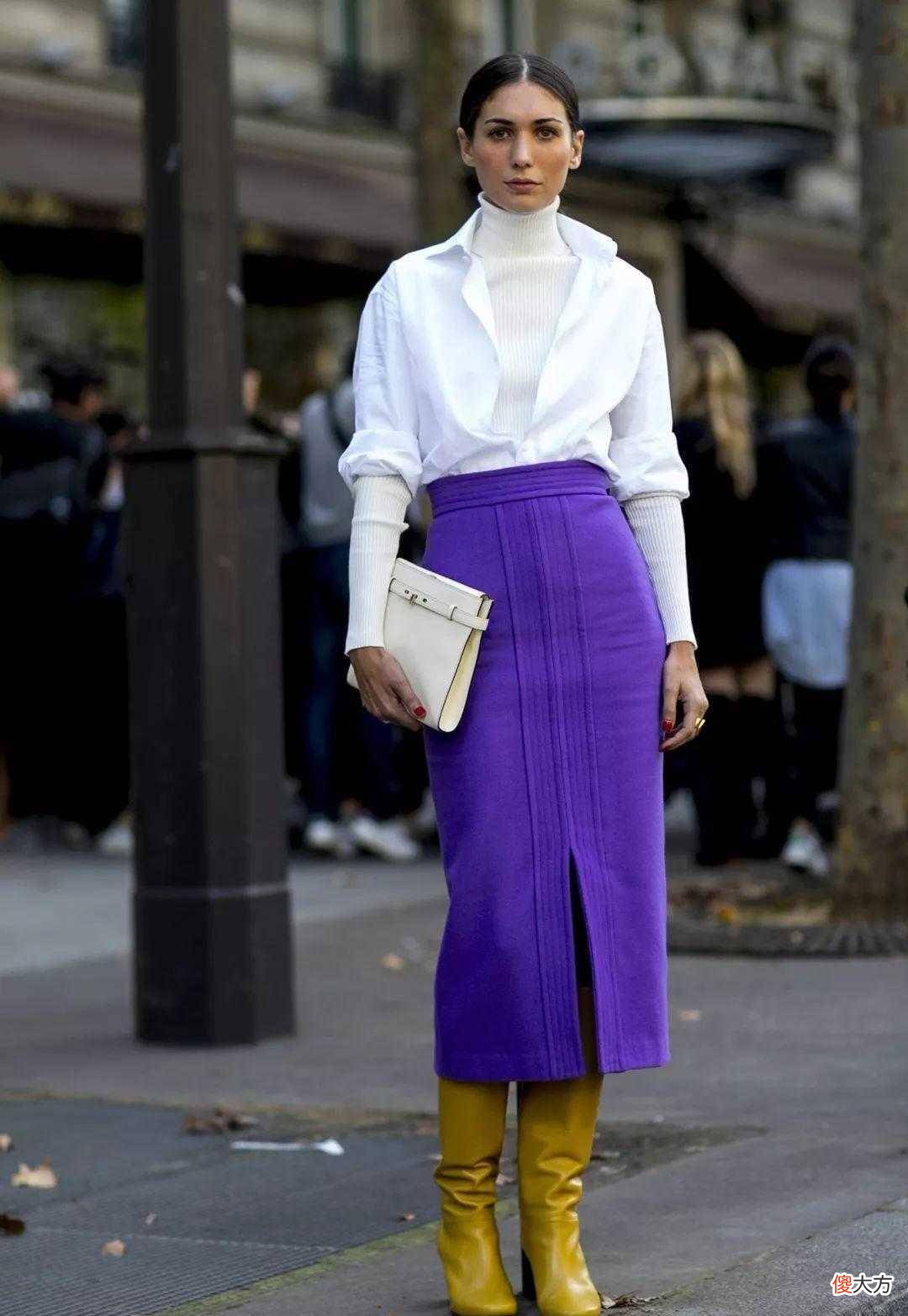 【就爱时尚】蓝白条纹衬衫搭配半身裙,打造出女人味的时尚单品