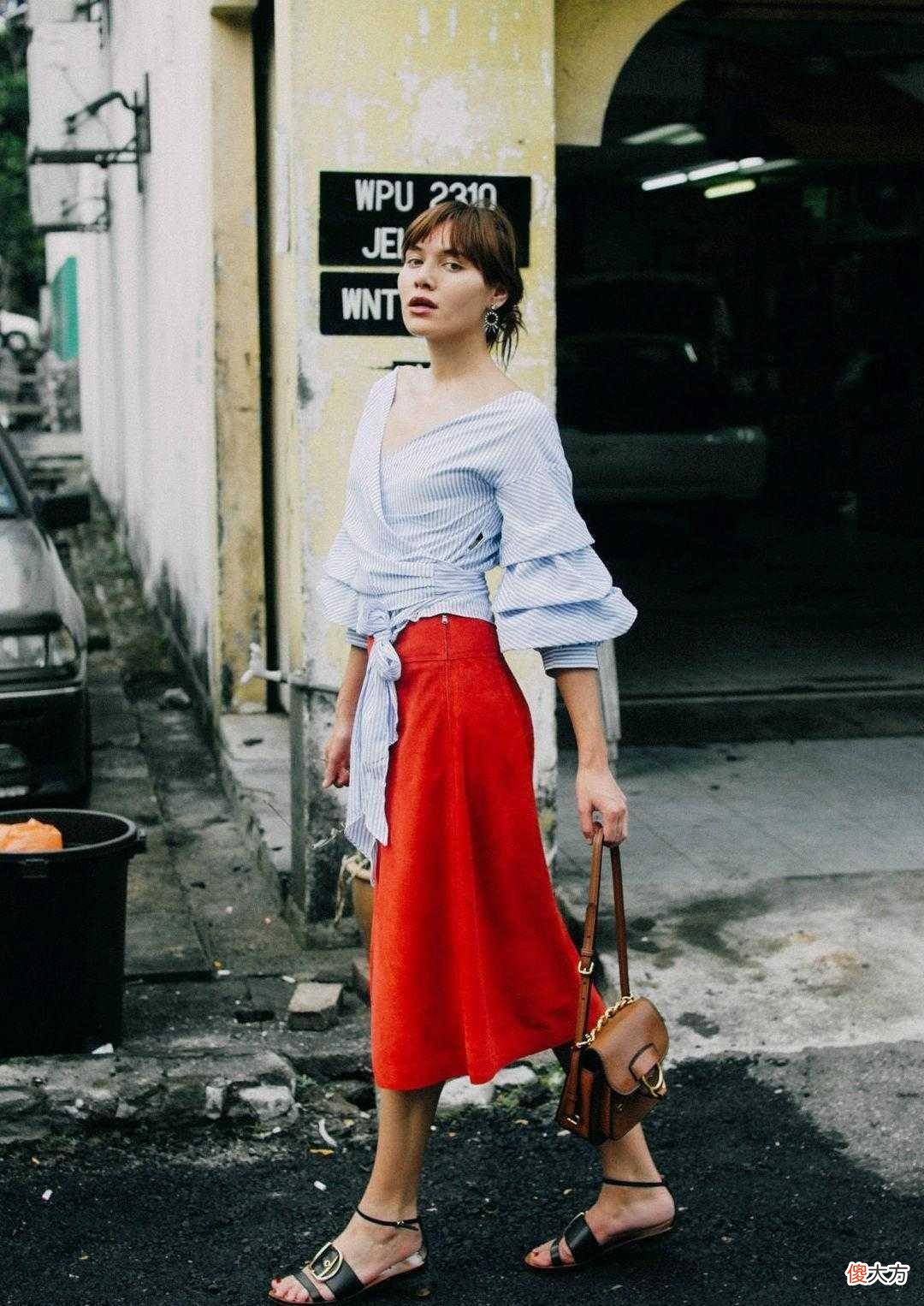 【就爱时尚】蓝白条纹衬衫搭配半身裙,打造出女人味的时尚单品
