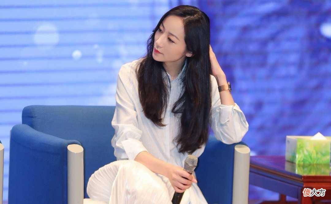 【就爱时尚】蓝白条纹衬衫搭配半身裙,打造出女人味的时尚单品