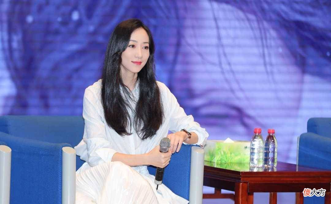 【就爱时尚】蓝白条纹衬衫搭配半身裙,打造出女人味的时尚单品