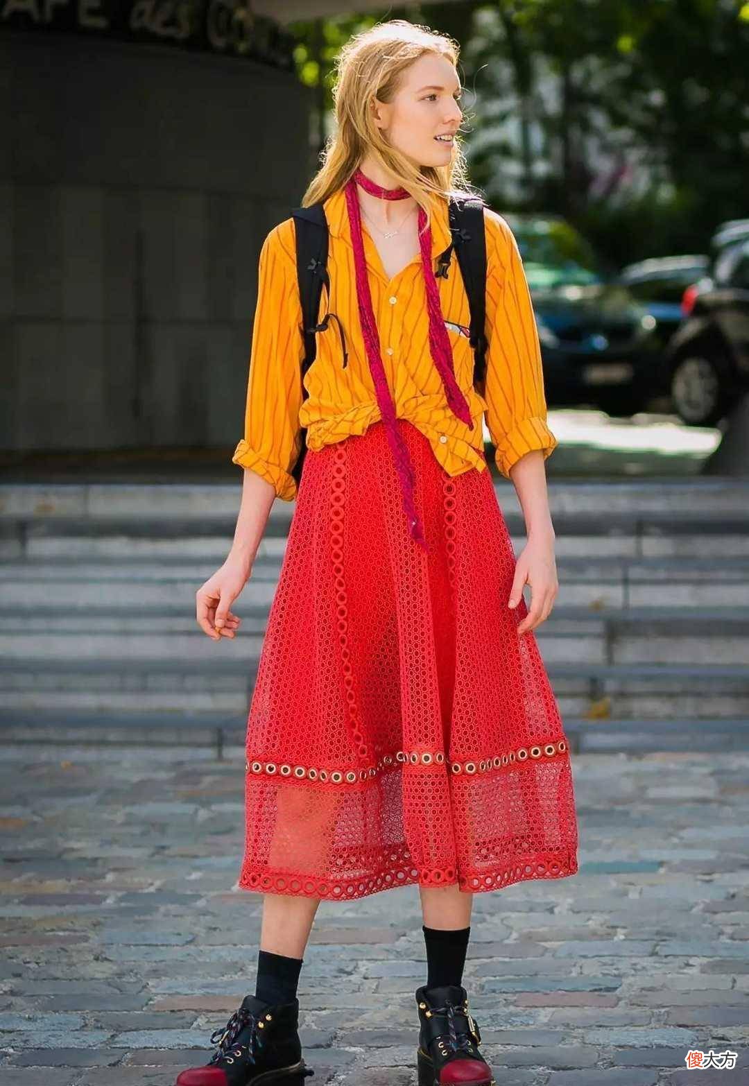 【就爱时尚】蓝白条纹衬衫搭配半身裙,打造出女人味的时尚单品