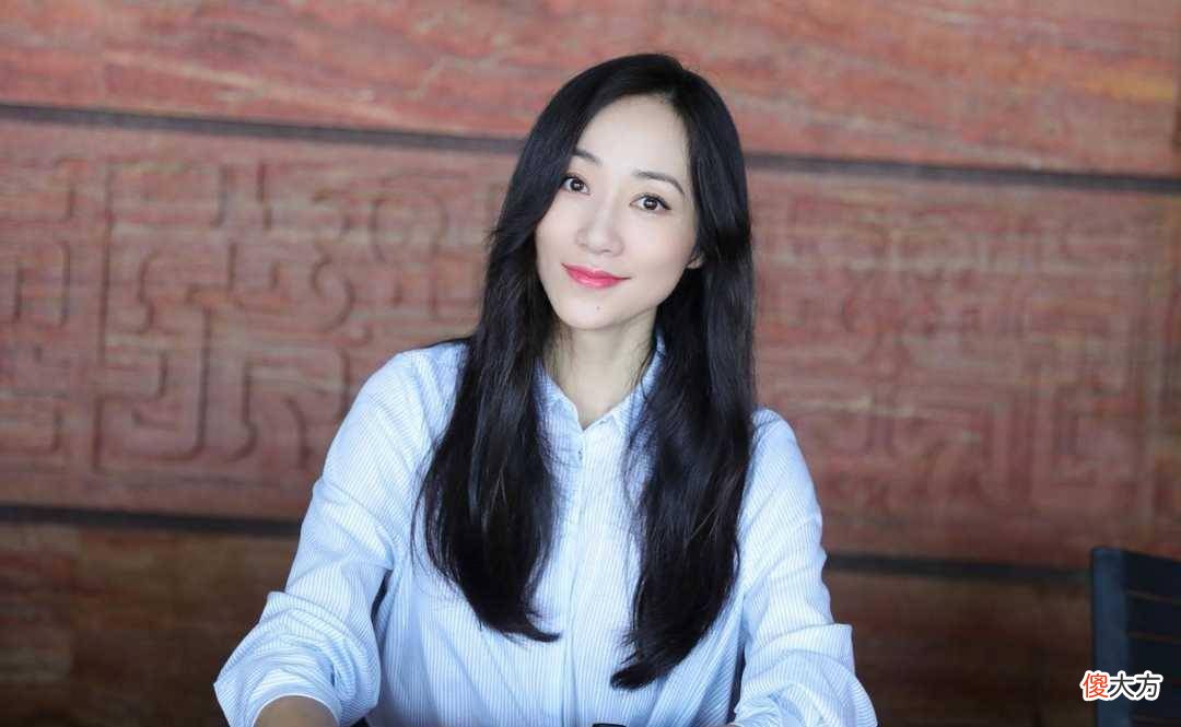 【就爱时尚】蓝白条纹衬衫搭配半身裙,打造出女人味的时尚单品