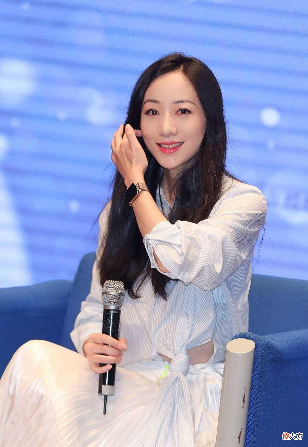 【就爱时尚】蓝白条纹衬衫搭配半身裙,打造出女人味的时尚单品